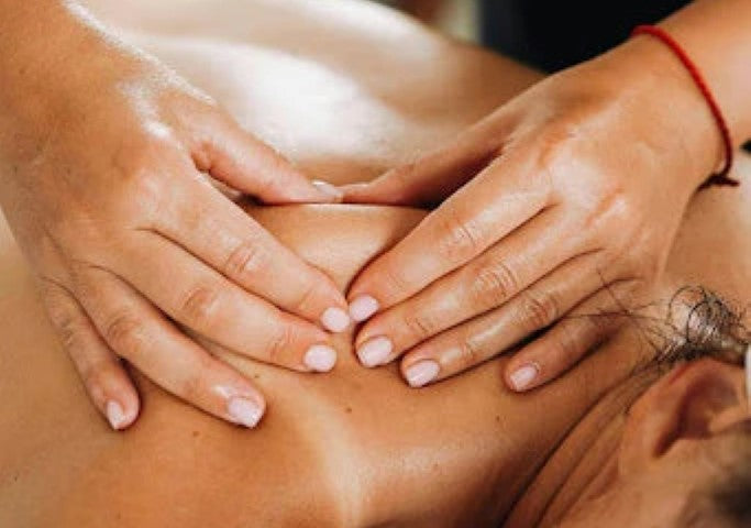 A masseuse or therapist massages a patient at Sommetbeauty.
