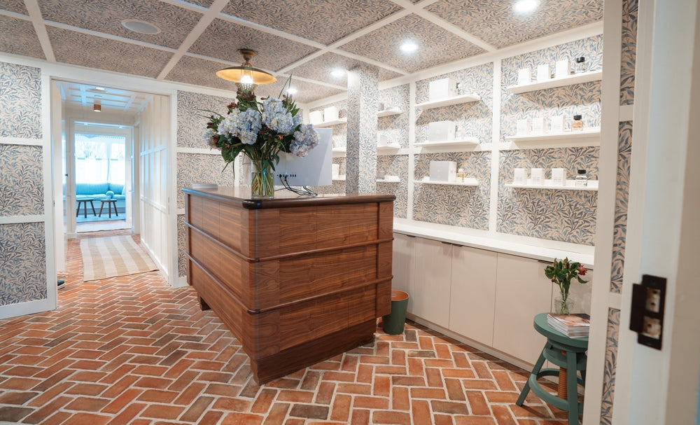 Interior view of the reception desk at Sommetbeauty. 